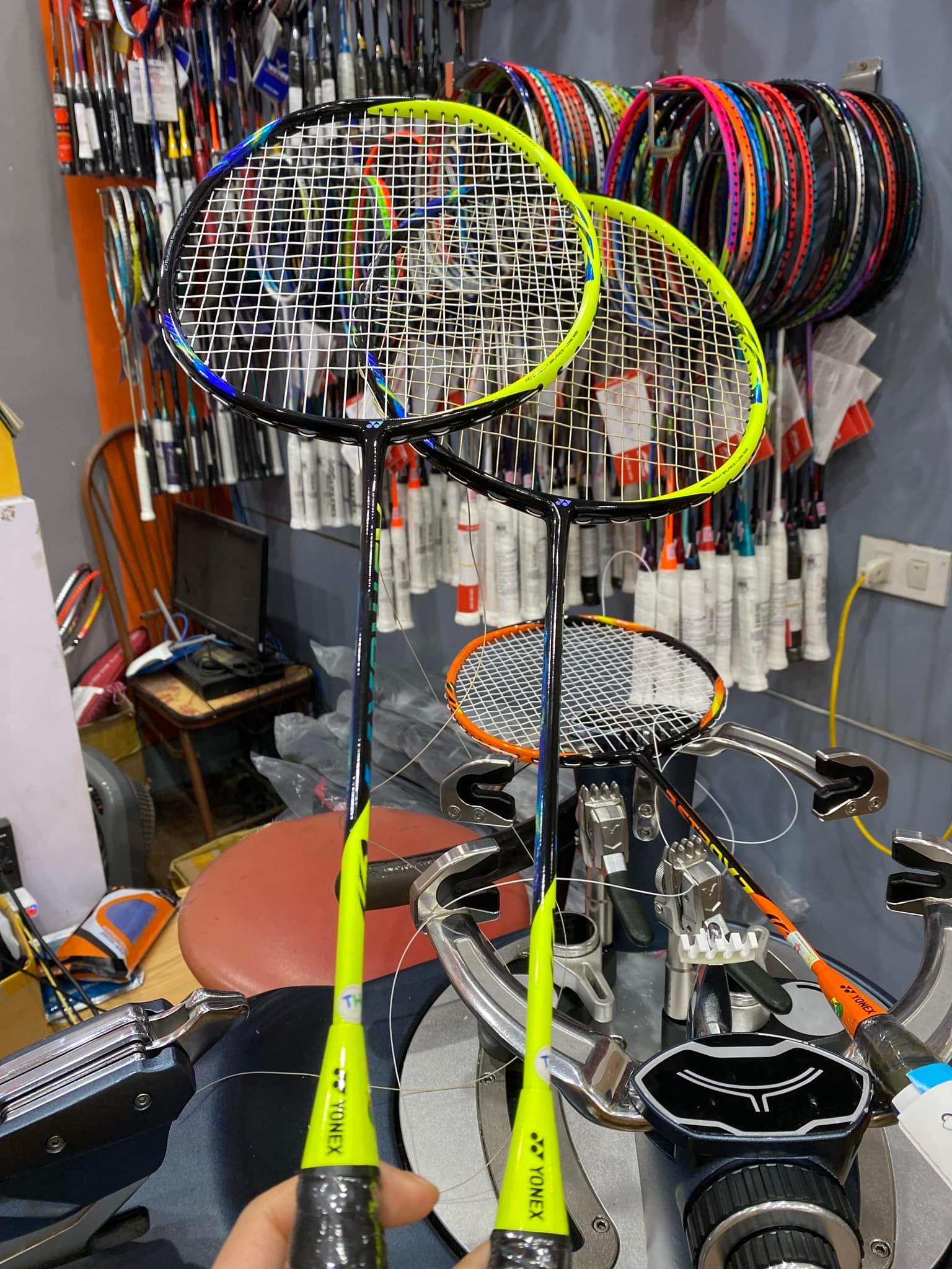 Có nên mua lại vợt cầu lông cũ 