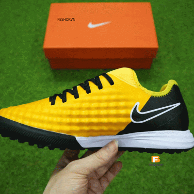 Giày đá bóng của Quang Hải Nike Magista X