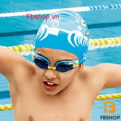 Vận động viên sử dụng Mũ bơi trẻ em Arena AGG360JST-BLU trong thi đấu