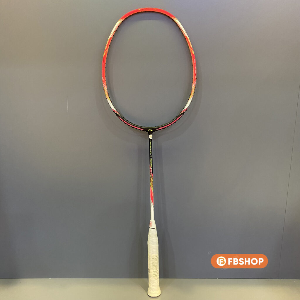 Vợt cầu lông Lining Aeronaut 7000i mang trên mình sức mạnh đối lập với ngoại hình vốn có 