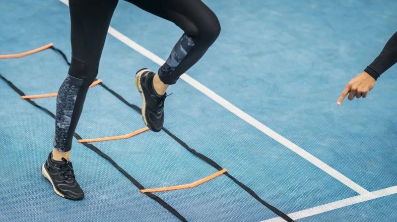 Bài tập Ladder Drills giúp luyện tập tăng tốc độ di chuyển trên sân