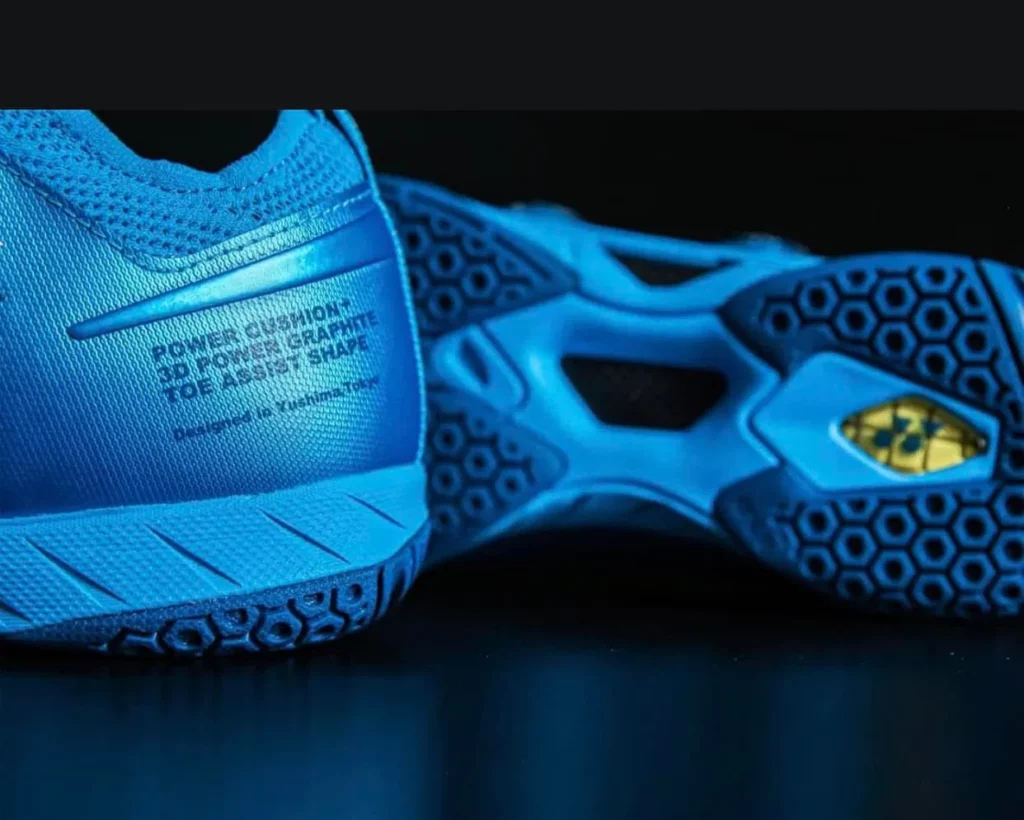 Giày Yonex chính hãng thường có logo Power Cushion rõ ràng