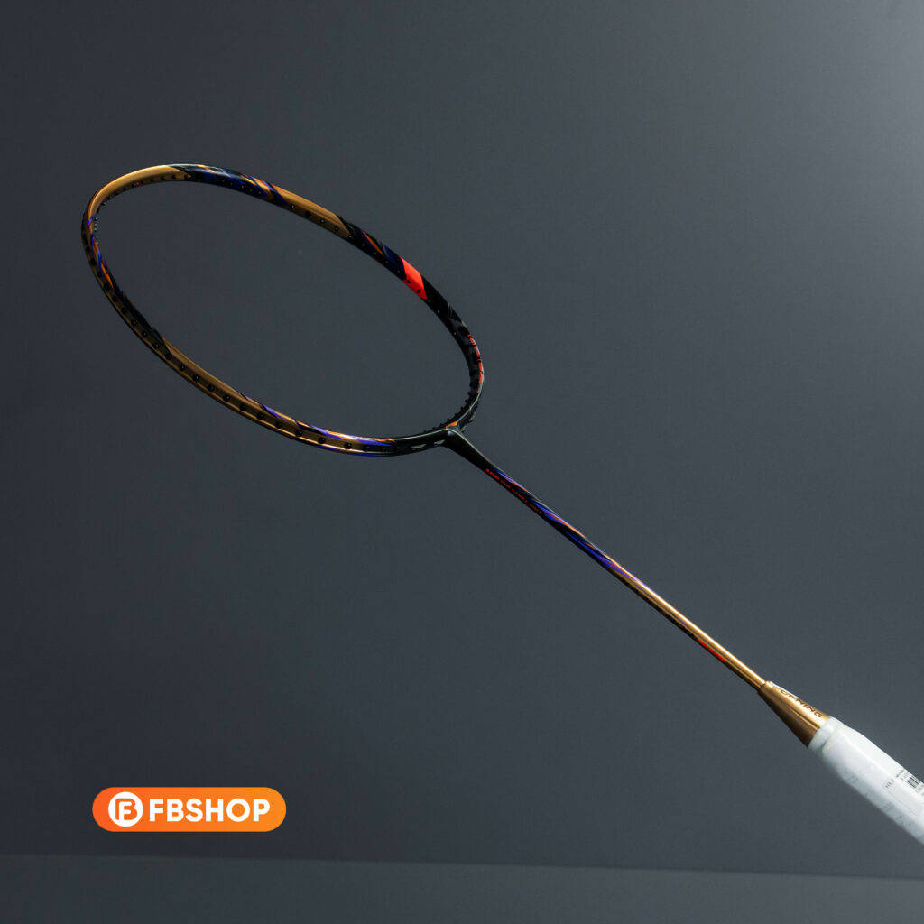 Hình ảnh bảng thông số kỹ thuật của vợt cầu lông Lining Bladex 900 China Master 2025, thể hiện các thông tin như trọng lượng, điểm cân bằng, độ cứng thân vợt, chất liệu khung và mức căng dây tối đa. Thông số kỹ thuật vợt cầu lông Lining Bladex 900 China Master 2025