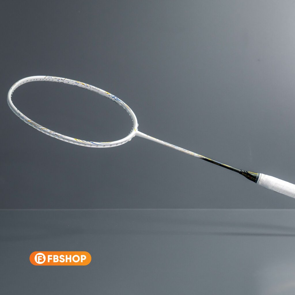 Đánh giá thực tế khả năng đập cầu uy lực và phản tạt linh hoạt của vợt Hundred Z-Tronic 100 trong thi đấu.