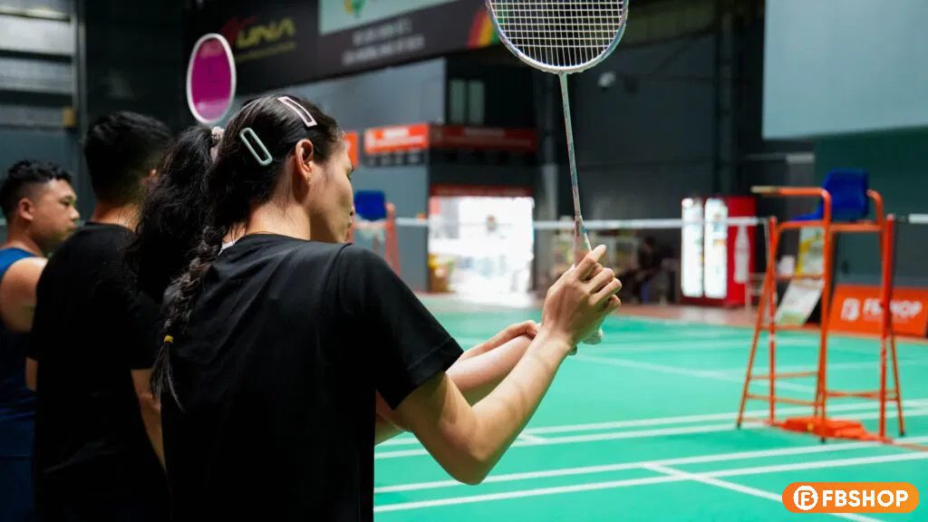 Nên cầm vợt thả lỏng, không siết quá chặt