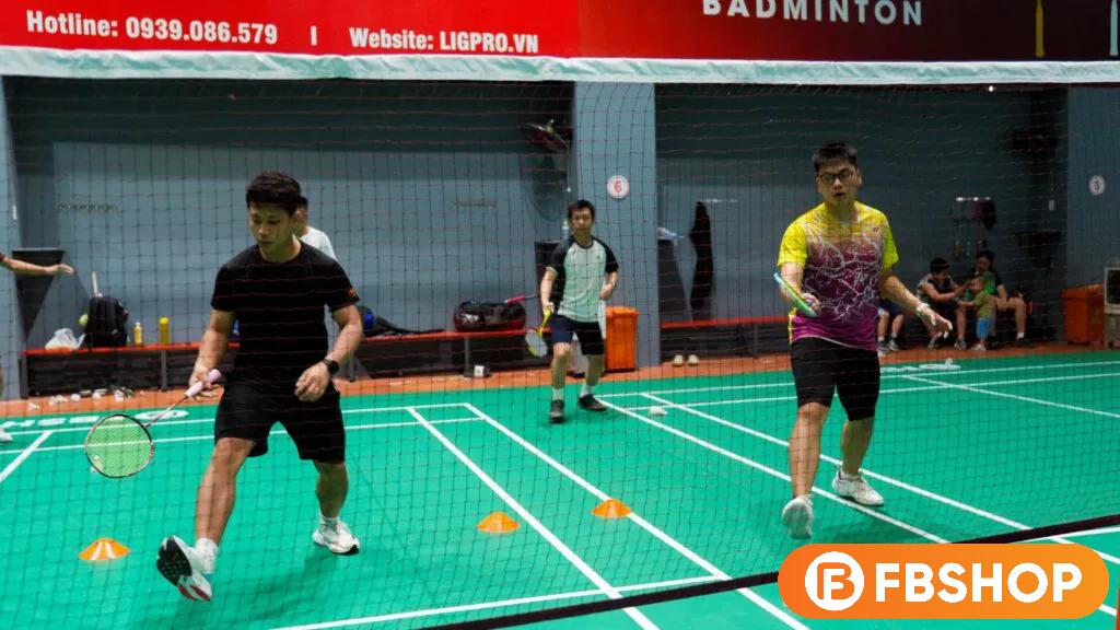 Tập kỹ thuật phản tạt bằng cách hạ trọng tâm và tư thế cầm vợt, phát lực