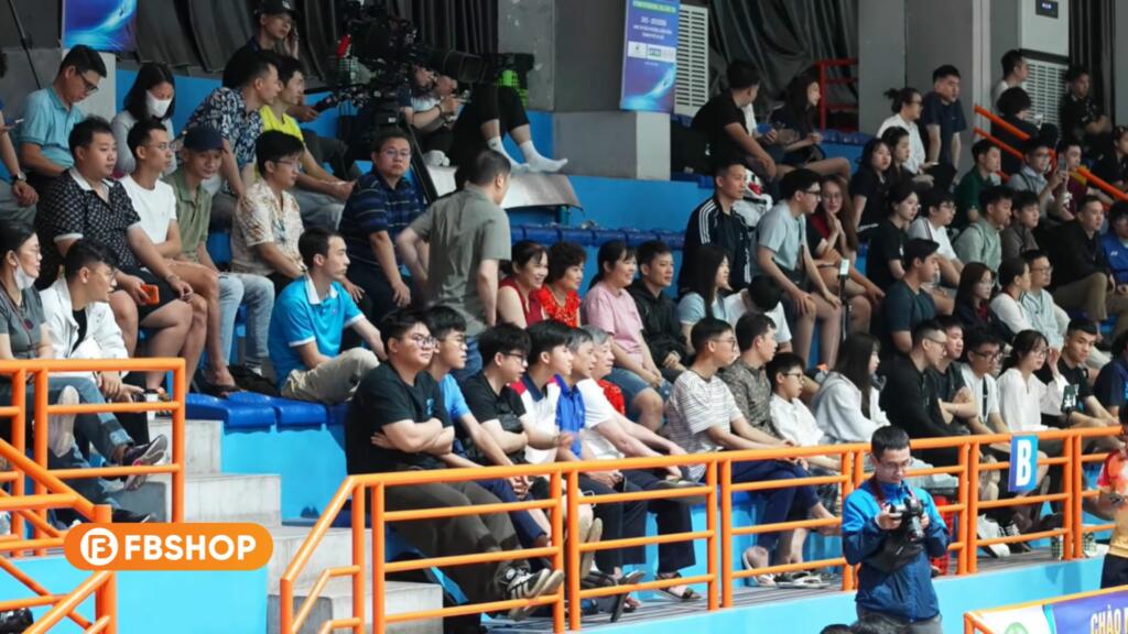 Rất nhiều khán giả đã có mặt ở khán đài để cổ vũ cho các VĐV nước nhà và quốc tế