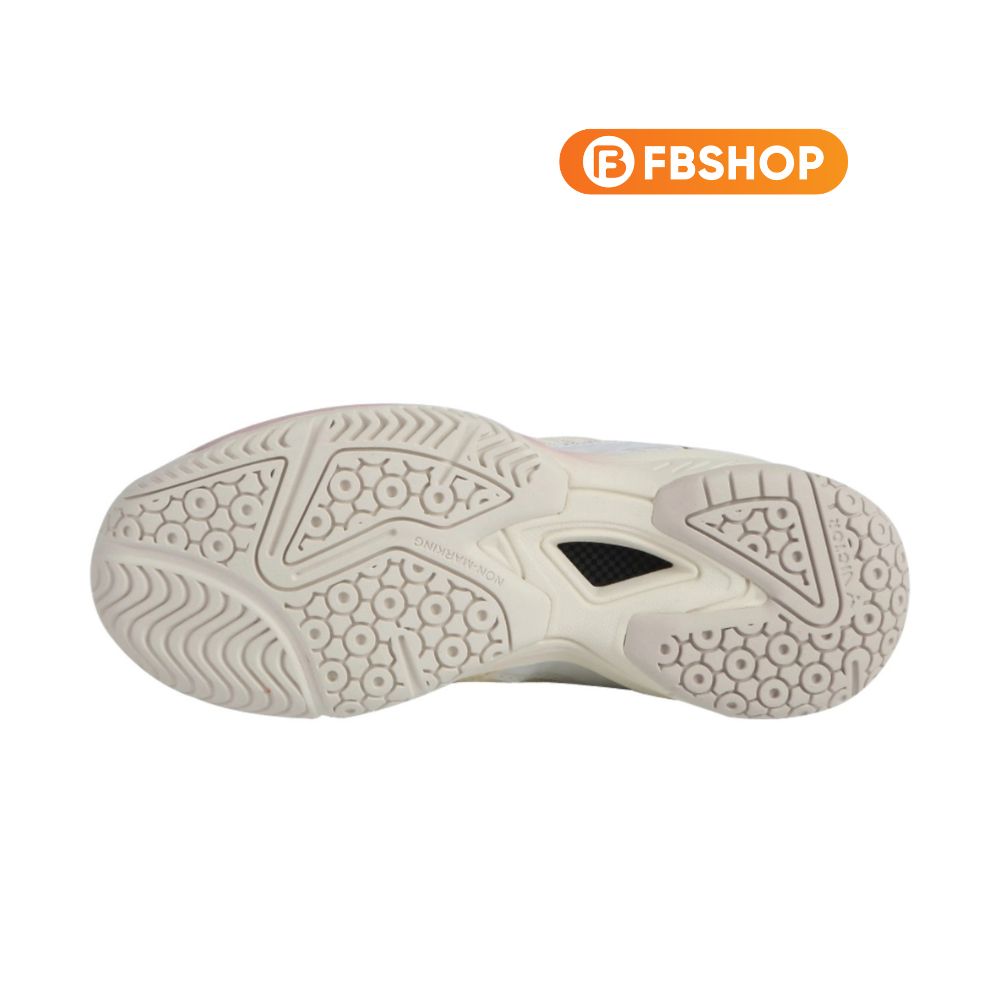 Fbshop đánh giá giày P9200TDF LI trắng có độ bám chân, bám sân tốt; hỗ trợ ổn định cho các bước di chuyển liên tục trên sân Fbshop đánh giá giày P9200TDF LI trắng có độ bám chân, bám sân tốt; hỗ trợ ổn định cho các bước di chuyển liên tục trên sân