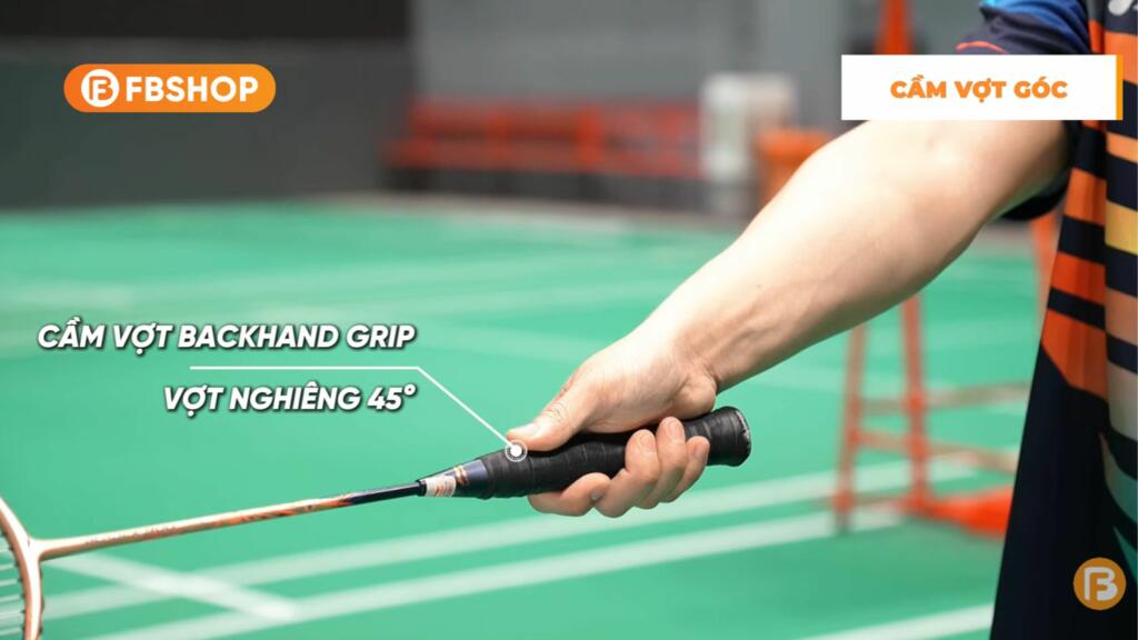 Nên cầm vợt góc khi phản tạt trái tay nếu cầu bay sát người