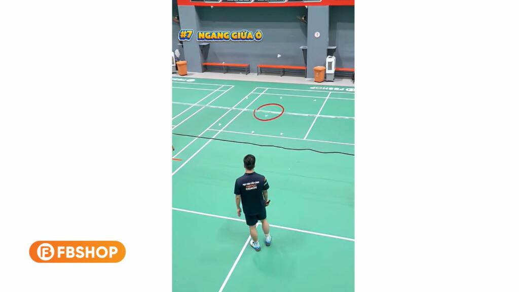 phát cầu ngang đi theo một đường thẳng tắp với tốc độ cao Kỹ thuật phát cầu ngang là đòn tâm lý dành cho những người chơi có xu hướng lao lên đón cầu quá sớm