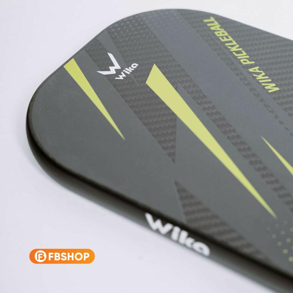Bề mặt Carbon 3K giúp tối ưu hóa lực ma sát hỗ trợ tạo ra những quỹ đạo bóng khó lường. Cấu trúc bề mặti Carbon 3K gia tăng độ nhám tạo ra những cú đánh có độ xoáy cực cao.