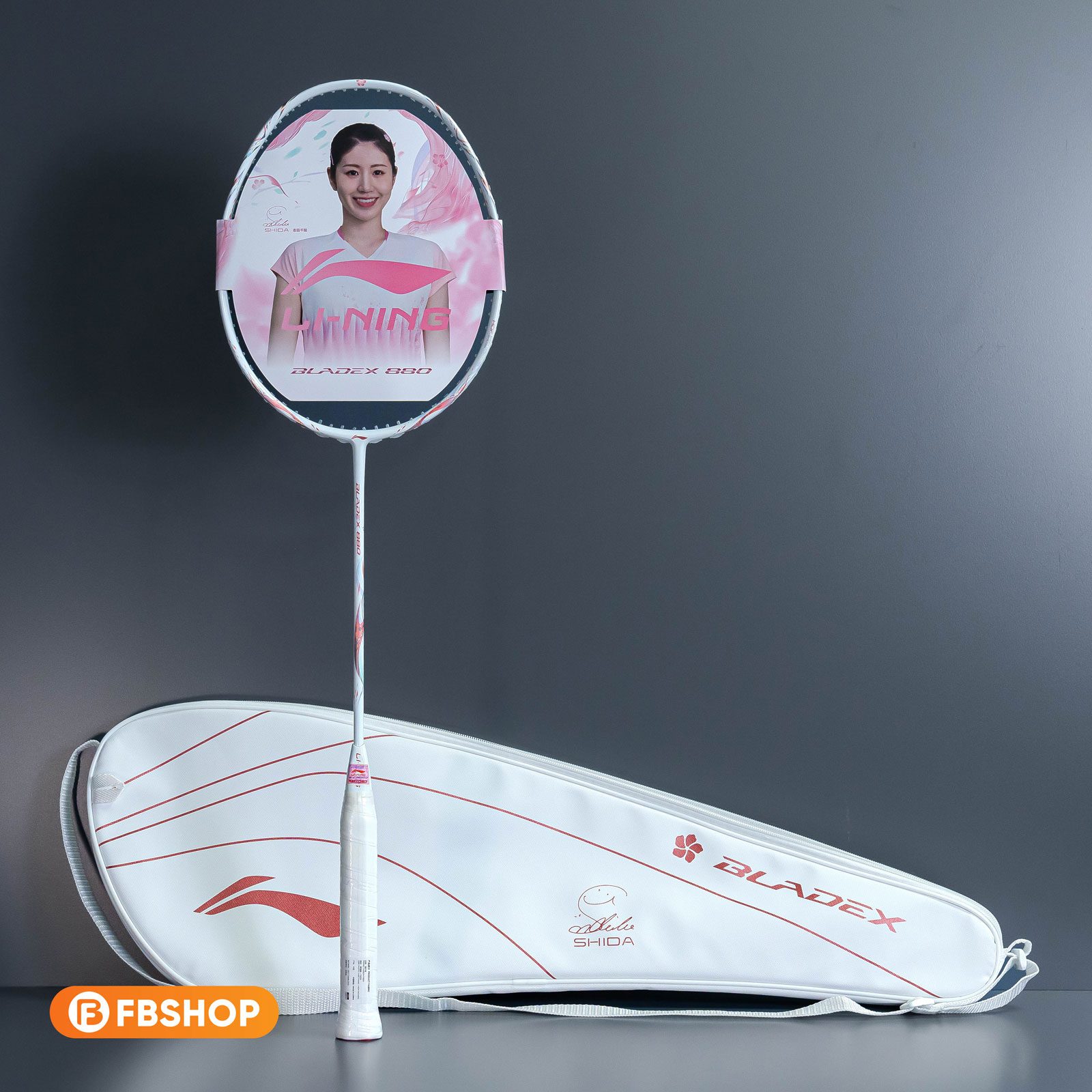 Vợt cầu lông Lining BladeX 880 Shida 2026 mang trên mình thiết kế đầy tinh khôi và thanh thoát Vợt cầu lông Lining BladeX 880 Shida 2026 mang trên mình thiết kế đầy tinh khôi và thanh thoát